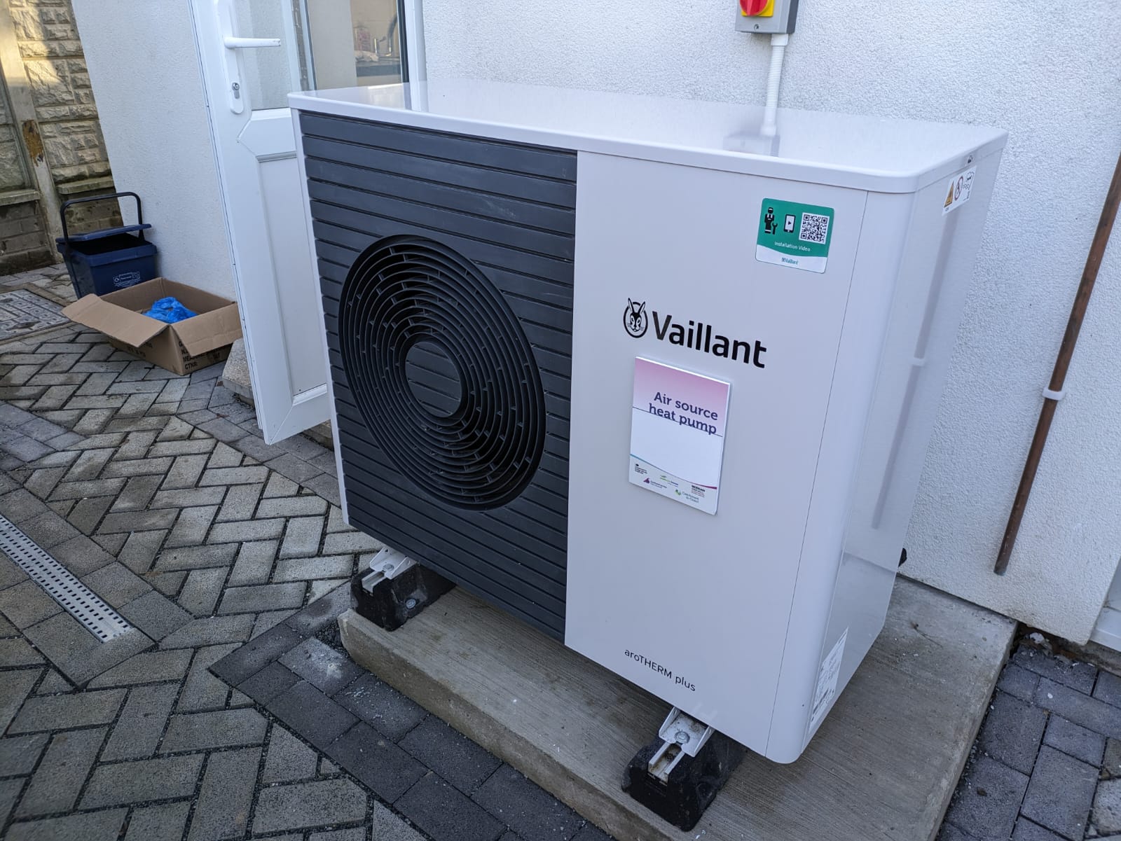 Luft-Wärmepumpe an einem Wohnhaus als Beispiel für ein Projekt im Bestandsbau